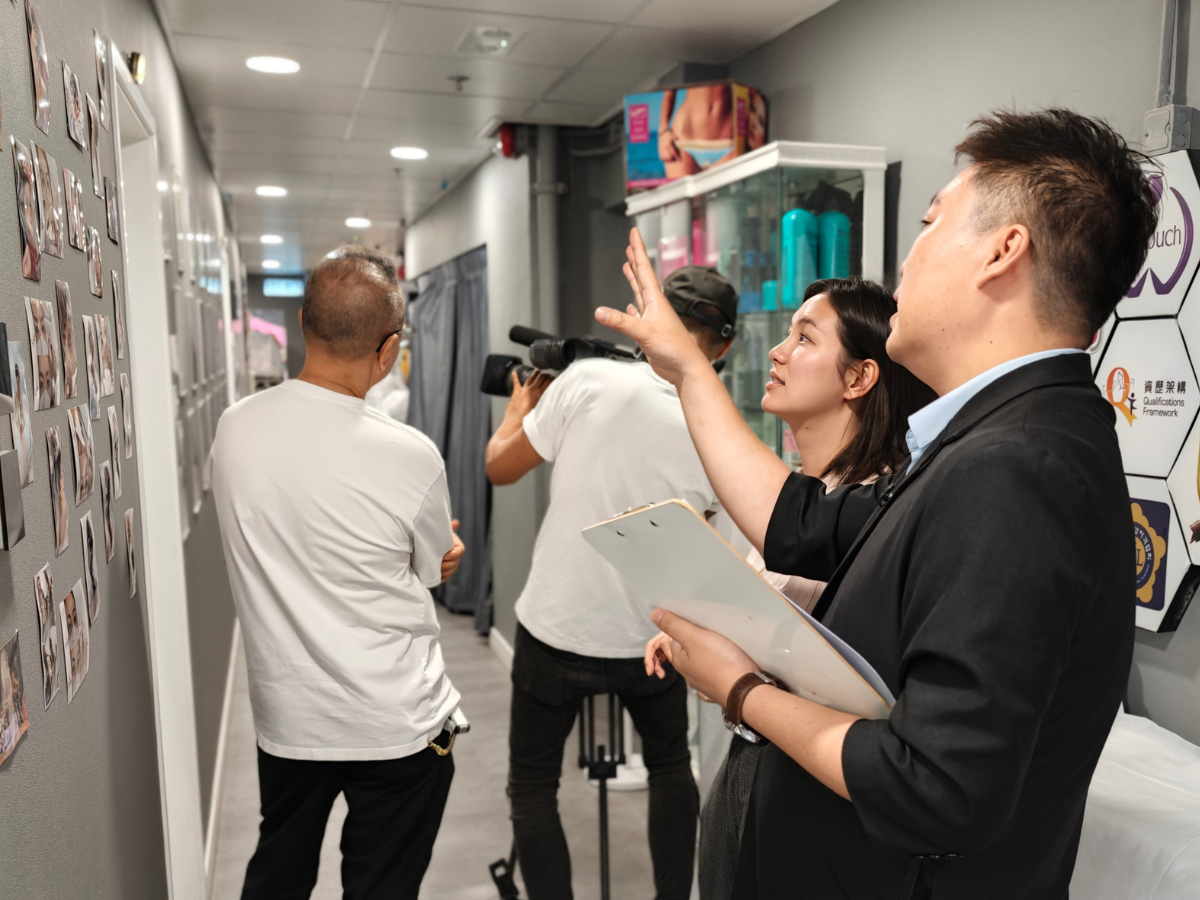 Image 3: Teaching scene – students training in a fully equipped practical classroom