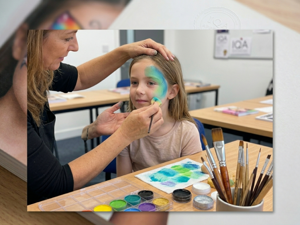 Face painting technique demonstration – instructor showing the standard sequence 'base colour first, then outlines', including sponge application, fine line outlining and colour blending