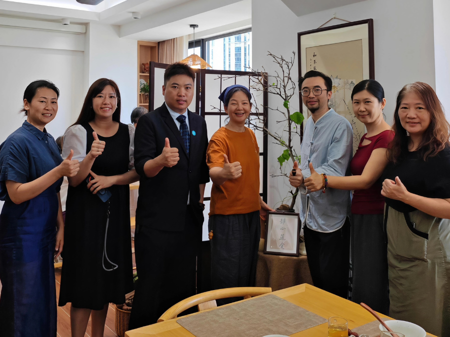 Discussion with social training schools