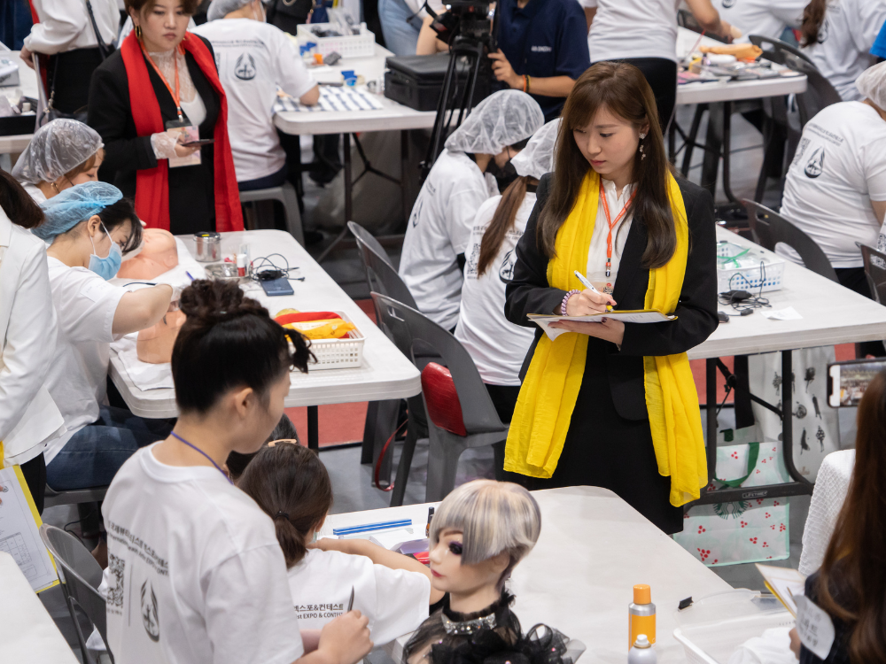 專業評審培訓與自我評估 – 持續進修與自我評估是維持評審專業性的重要環節，透過培訓課程、模擬評分、互相討論提升評審能力。